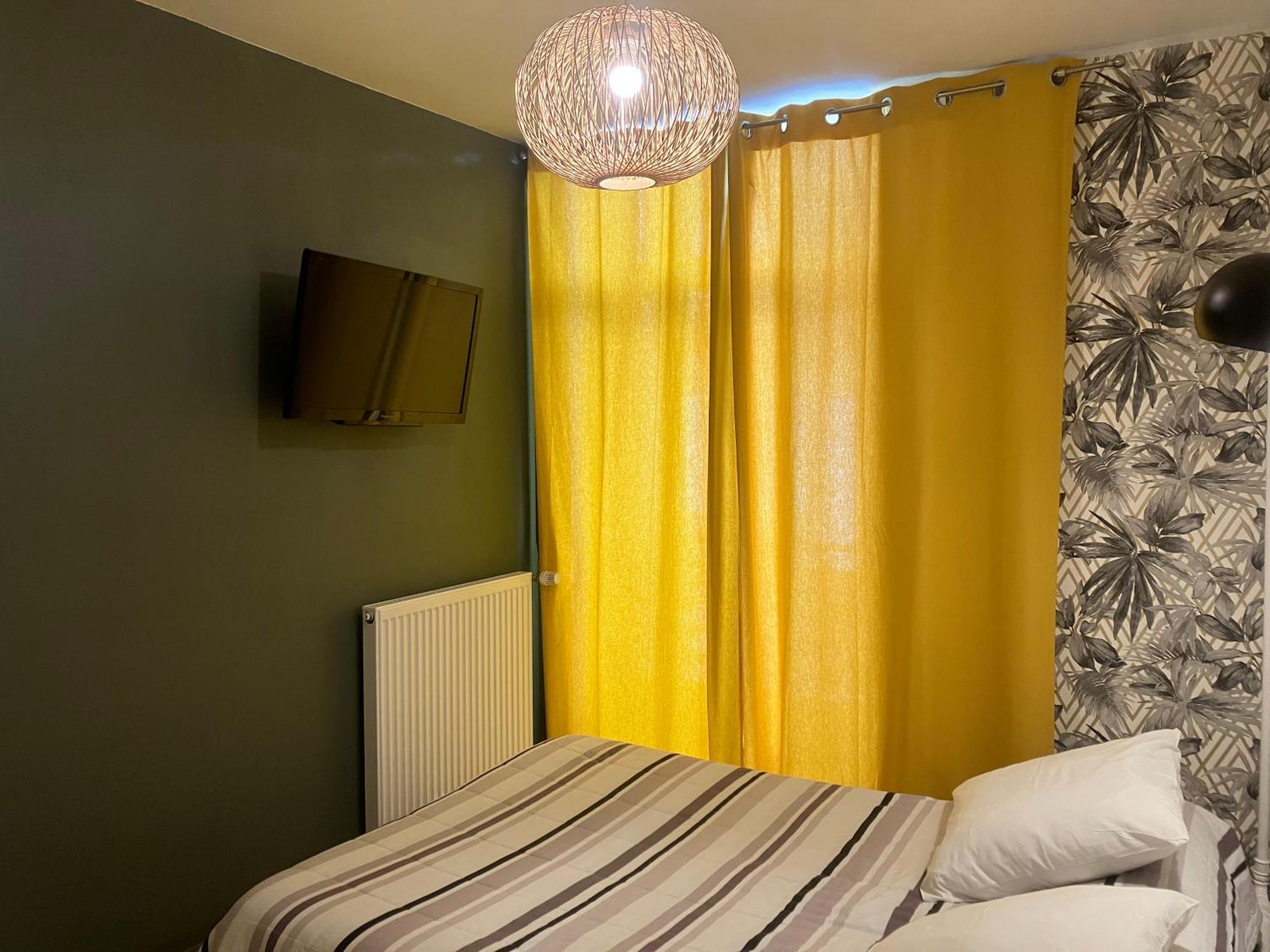 Hotel Du Nord Chambres Familiales Fontaines  ภายนอก รูปภาพ